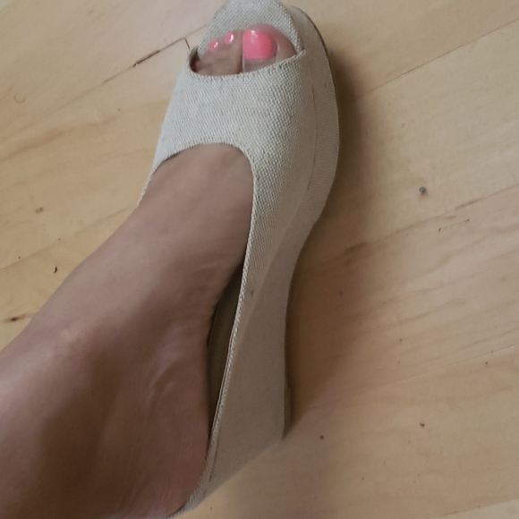 Cuteness 🏖🏕🏜Tan wedge - Picture 6 of 8